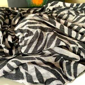 Women’s black and gray animal print infinity scarf